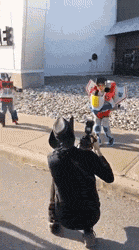 握手言和|搞笑gif: 哥们咱不打了,握手言和!