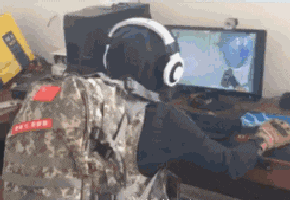 还是|搞笑gif趣图: 难道我平时给你的肉肉还不够你吃的?还是你想尝点新鲜的?