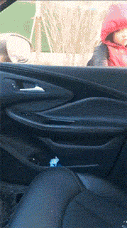 耙子|搞笑GIF:化了妆自己孩子不认识了 。。。