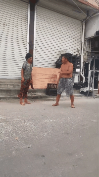 两个|搞笑GIF：你们两个真有意思，也不喝酒，这个玩一下午！