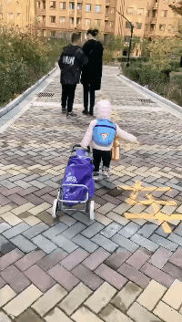 话费|搞笑GIF动图:逛街时遇到小朋友叫我爸爸,我该怎么办?