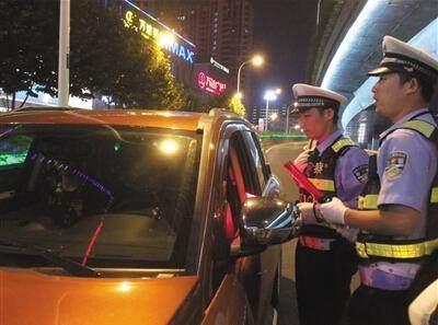 交警|笑话趣图: 要不你去洗手间把妆卸了吧!