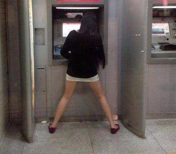 妹子|爆笑GIF: 妹子, 你虽然是个高人, 但是衣服不能这样穿