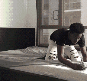 妹子|搞笑动态图：哈哈，妹子你确定是在做俯卧撑吗？