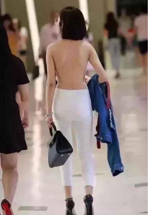 妹子|搞笑GIF:大街上人来人往,这个妹子穿的好清凉