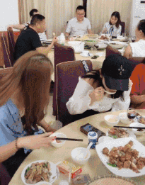 妹子|爆笑GIF图：妹子会发光！