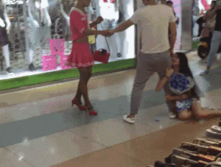 媳妇|搞笑GIF趣图：妹子，你干嘛，当着面也敢抢人家男朋友，你不知道对面姑娘很强悍吗