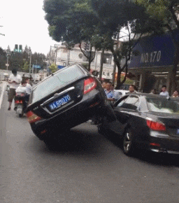 妹子|搞笑GIF：美女，吃饭时请把面具摘了吧，这样太吓人了