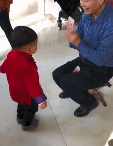 大哥|搞笑GIF:大哥,做什么生意的,这么有钱啊!