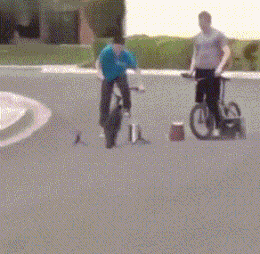 轰鸣声|搞笑GIF: 第一次上高速，听着发动机的轰鸣声，内心无比激动