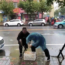 兄弟|搞笑GIF：你怎么还帮着别人欺负我呢？你还是不是我的好兄弟了！