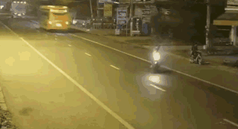 妹子|姑娘，你穿成这样出门，不怕衣服会掉下来