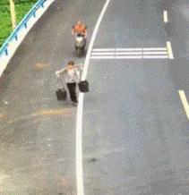 敬明|每日GIF：郭敬明侵犯李枫跟陈学冬？美女遭卡车碾压竟毫发无伤
