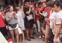 顾前不顾后|搞笑GIF:妹子,你这是顾前不顾后,还要啥自行车啊?