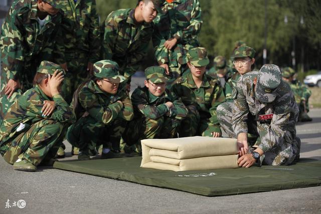 叠军被,这个应该是最难的,教官叠的是豆腐块,自己总是叠出来面包站