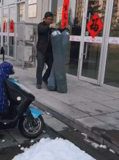 小姨子|搞笑GIF趣图：去岳母家，一进门就听岳母在凶小姨子！