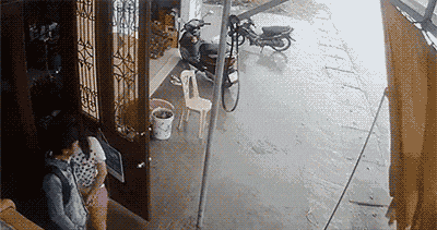 妹子|搞笑GIF趣图：妹子，你慢慢看菜单吧，我等得起