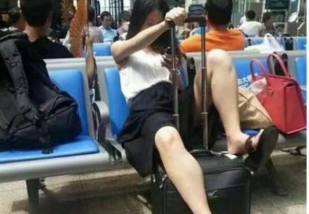 妹子|听说你们不是很会练瑜伽, 那来看看这只狗是怎么做的吧