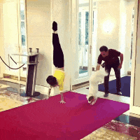 哥们|搞笑GIF: 你看把孩子都馋成啥样了!