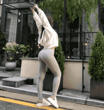 黑猩猩|搞笑GIF: 美女, 你这是在干什么!