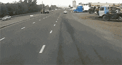 突如其来|搞笑GIF: 突如其来的掉头，让人避让不及。