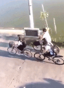 河里|搞笑GIF：我该不该放手，让她自由落体？