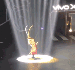 后来|搞笑GIF：听说，这哥们后来被这只拖鞋打的老惨了，满地找牙！