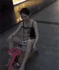 愚公|搞笑奇葩：外卖妹子这高跟鞋太出戏了