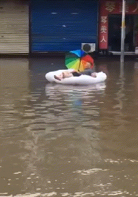 洒水车|搞笑GIF：报复