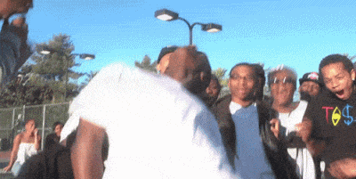 小伙|搞笑GIF：看你这样过马路，真的想过去给你一脚！