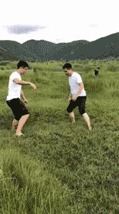 小明|搞笑GIF动图:主人,你的手机防水功能挺好的啊