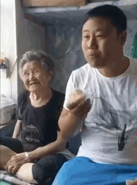 阴影|搞笑gif趣图：让孩子他爸去买几个洗澡用的小鸭子