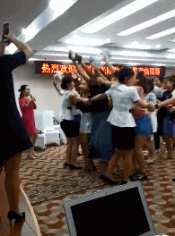 成年人|搞笑gif:我都成年人了,打游戏完全可以去网吧打啊!