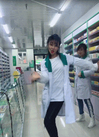 子真|搞笑GIF趣图：妹子，你养的狗子真可爱，能背着篓子逛超市