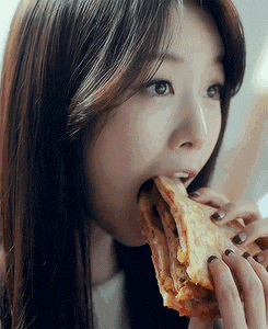 妹子|搞笑GIF:这天不错,可以吃烧烤了