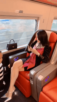 妹子|搞笑GIF趣图：下面的客官，要打球么？