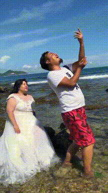 公公|搞笑GIF动图:看着新娘和旁边的大哥,觉得大哥更骚一等