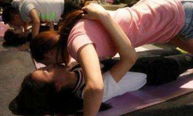 愚公|搞笑奇葩：外卖妹子这高跟鞋太出戏了