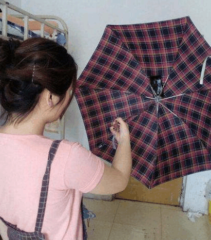 刷子|搞笑GIF: 看妹子这姿势, 看来没两把刷子还真干不了摄影呀!