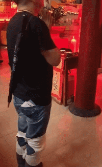 哥们|搞笑GIF趣图：哥们，别拍马屁股，很危险的.