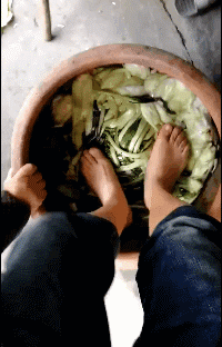 媳妇|爆笑gif图：媳妇自拍能优雅的吗，这姿势很不淑女