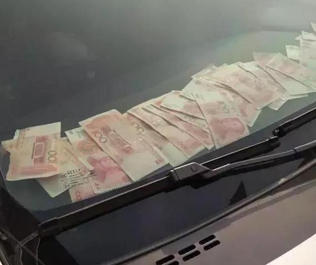 姨父|这位司机,你是想换挡风玻璃了吧?