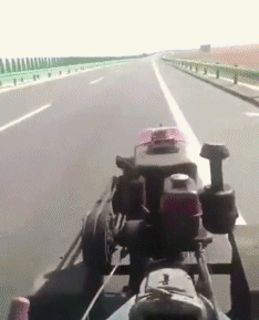 妹子|搞笑GIF:这是开着拖拉机上高速了