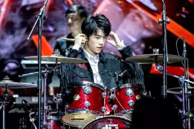 梨涡|易烊千玺把裤子剪成爱心表白，可是看到最后一句话我失望了！