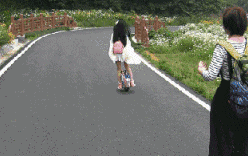 老高|搞笑GIF：姑娘这样出门 回头率老高了