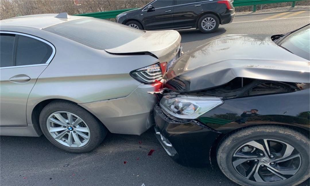 前车强行加塞后车故意撞上去谁负责交警的答案让人意外3