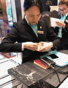 废人|搞笑GIF：我和理发师说要一个既古典又时尚的发型，别理我了，我差不多是个废人了