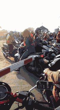 困境|搞笑GIF动图：当你的车被四面包围后，如何走出困境呢？