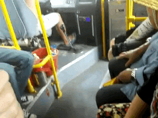 袋子|搞笑GIF:小姐姐,果然村里最潮的姑娘,这袋子不一般啊