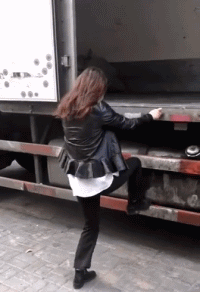 妹子|搞笑GIF趣图：妹子，你哪个单位的？!你站起来说话！